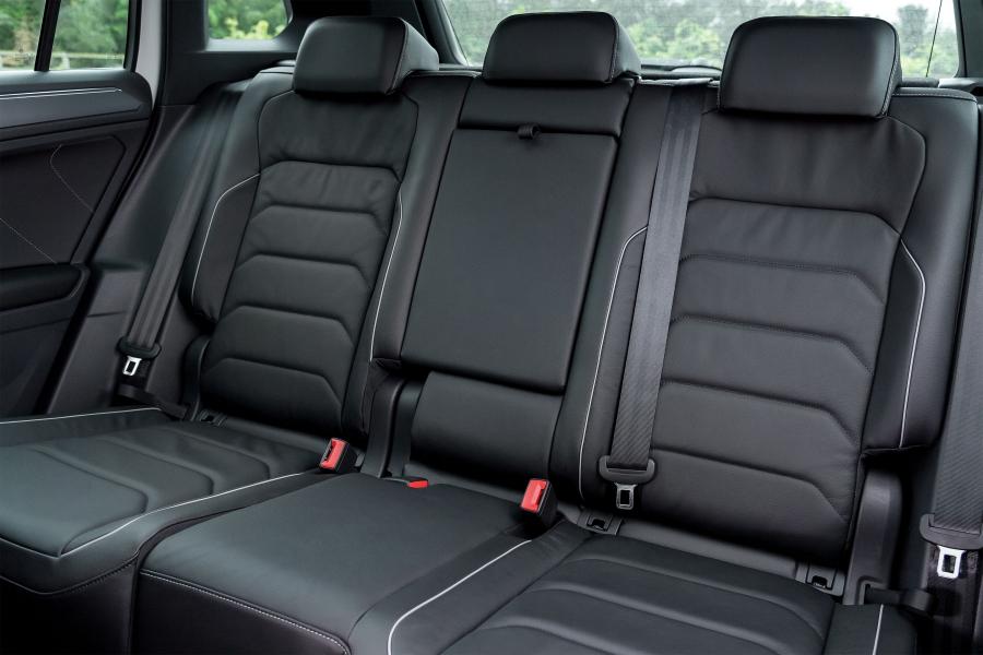 Интерьер Volkswagen Tiguan R-Line 2016 года  (UK) (фото 6 из 30)